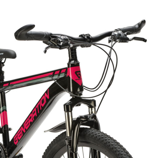 De Generation Baturo Mountainbike 24 inch – Roze met spatborden is de perfecte fiets voor stoere meiden van 7 tot 10 jaar. Met 21 versnellingen, schijfremmen en een geveerde voorvork is deze mountainbike ideaal voor avonturen op de weg en off-road. Veilig, stijlvol en stevig – de ultieme fiets voor jonge avonturiers!