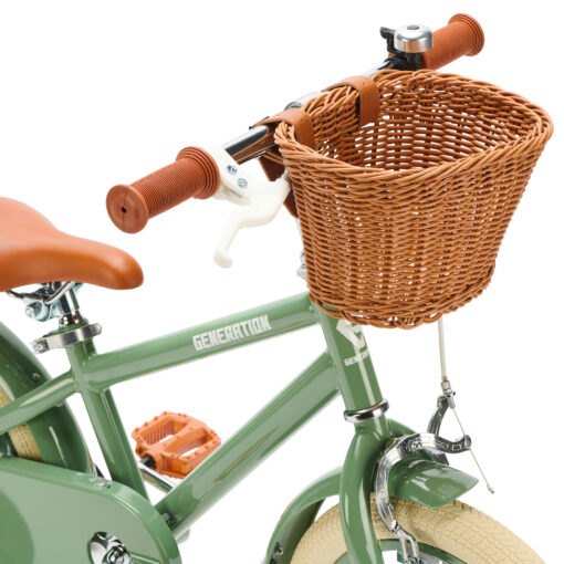 De Generation Retro 14 inch Groen – Kinderfiets met mandje is perfect voor 3-5 jarigen, met stijlvol design, veilige remmen, en comfort. Inclusief zijwieltjes, ideaal voor een veilige en plezierige fietservaring.