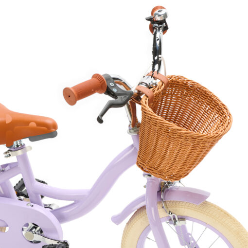 Op de Lila Generation Blanco kinderfiets 14 inch met mandje trekt jouw kind zeker de aandacht! Deze stoere fiets, geschikt voor kinderen van 3 tot 5 jaar, wordt met zijwieltjes geleverd en is daarom ook perfect geschikt voor kinderen die nog wat ondersteuning kunnen gebruiken.