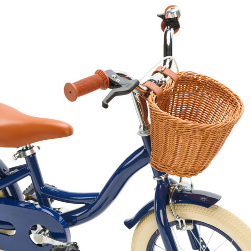 Op de Donkerblauwe Generation Blanco kinderfiets 14 inch met mandje trekt jouw kind zeker de aandacht! Deze stoere fiets, geschikt voor kinderen van 3 tot 5 jaar, wordt met zijwieltjes geleverd en is daarom ook perfect geschikt voor kinderen die nog wat ondersteuning kunnen gebruiken.