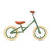 De Generation Loopfiets Groen is een lichtgewicht loopfiets voor kindjes van 2 tot 4 jaar. Met een verstelbaar zadel, stevig frame en stijlvolle afwerking (groen frame, witte wielen en bruin zadel en handvaten) is deze fiets ideaal voor de eerste stapjes richting écht fietsen.