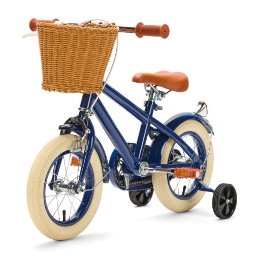 De Generation Retro 12 inch Blauw – Kinderfiets met mandje is perfect voor 2-4 jarigen, met stijlvol design, veilige remmen, en comfort. Inclusief zijwieltjes, ideaal voor een veilige en plezierige fietservaring.