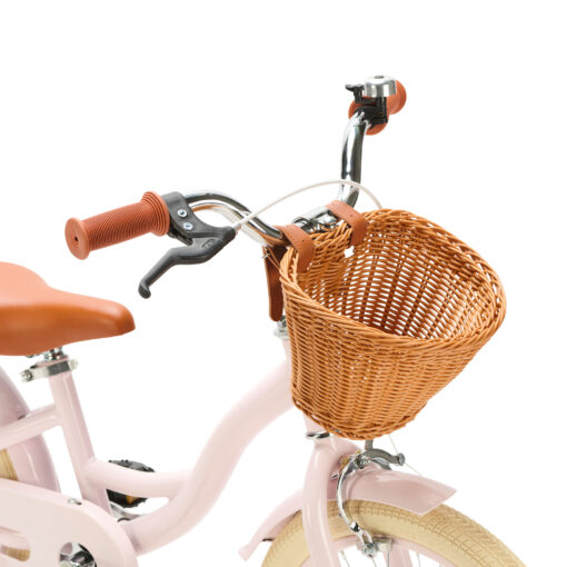 De Generation Blanco 16 Inch Lichtroze met Mandje is een charmante, stijlvolle kinderfiets voor kinderen van 4-6 jaar. Met een stevig stalen frame, verstelbaar zadel en stuur, mandje en zijwieltjes.