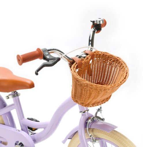 De Generation Blanco 16 Inch Lila met Mandje is een charmante, stijlvolle kinderfiets voor kinderen van 4-6 jaar. Met een stevig stalen frame, verstelbaar zadel en stuur, mandje en zijwieltjes.