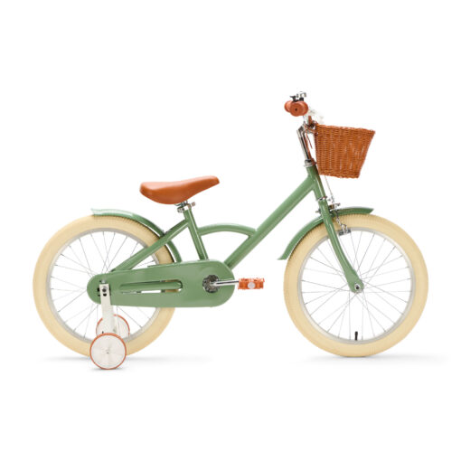 De Generation Classic 18 Inch Groen met mandje is een stoere kinderfiets voor kinderen van 5 tot 8 jaar. Met zijwieltjes, een stevig stalen frame, rotan mandje en bruine accenten is deze fiets zowel praktisch als stijlvol. Voorzien van een achteruittraprem én handrem, reflectoren en een gesloten kettingkast voor veilig en comfortabel fietsen.