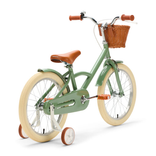 De Generation Classic 18 Inch Groen met mandje is een stoere kinderfiets voor kinderen van 5 tot 8 jaar. Met zijwieltjes, een stevig stalen frame, rotan mandje en bruine accenten is deze fiets zowel praktisch als stijlvol. Voorzien van een achteruittraprem én handrem, reflectoren en een gesloten kettingkast voor veilig en comfortabel fietsen.