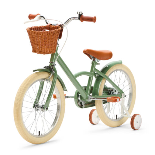 De Generation Classic 18 Inch Groen met mandje is een stoere kinderfiets voor kinderen van 5 tot 8 jaar. Met zijwieltjes, een stevig stalen frame, rotan mandje en bruine accenten is deze fiets zowel praktisch als stijlvol. Voorzien van een achteruittraprem én handrem, reflectoren en een gesloten kettingkast voor veilig en comfortabel fietsen.