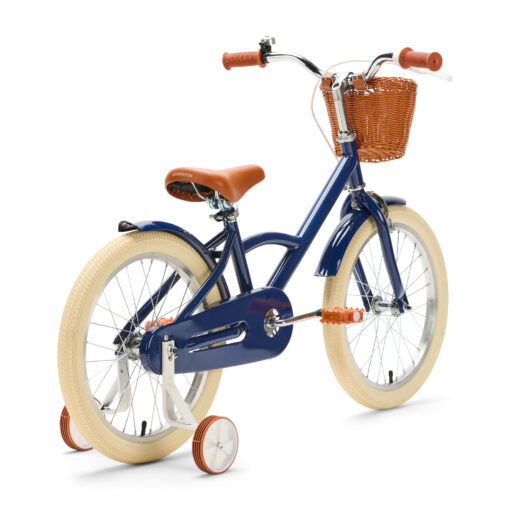 De Generation Classic 18 Inch Blauw met mandje is een stoere kinderfiets voor kinderen van 5 tot 8 jaar. Met zijwieltjes, een stevig stalen frame, rotan mandje en bruine accenten is deze fiets zowel praktisch als stijlvol. Voorzien van een achteruittraprem én handrem, reflectoren en een gesloten kettingkast voor veilig en comfortabel fietsen.