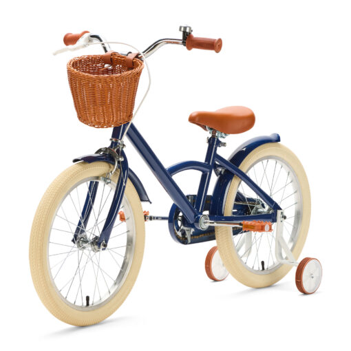 De Generation Classic 18 Inch Blauw met mandje is een stoere kinderfiets voor kinderen van 5 tot 8 jaar. Met zijwieltjes, een stevig stalen frame, rotan mandje en bruine accenten is deze fiets zowel praktisch als stijlvol. Voorzien van een achteruittraprem én handrem, reflectoren en een gesloten kettingkast voor veilig en comfortabel fietsen.