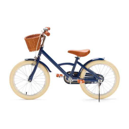 De Generation Classic 18 Inch Blauw met mandje is een stoere kinderfiets voor kinderen van 5 tot 8 jaar. Met zijwieltjes, een stevig stalen frame, rotan mandje en bruine accenten is deze fiets zowel praktisch als stijlvol. Voorzien van een achteruittraprem én handrem, reflectoren en een gesloten kettingkast voor veilig en comfortabel fietsen.