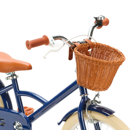 De Generation Classic 18 Inch Blauw met mandje is een stoere kinderfiets voor kinderen van 5 tot 8 jaar. Met zijwieltjes, een stevig stalen frame, rotan mandje en bruine accenten is deze fiets zowel praktisch als stijlvol. Voorzien van een achteruittraprem én handrem, reflectoren en een gesloten kettingkast voor veilig en comfortabel fietsen.