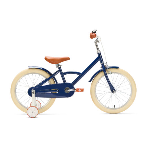 De Generation Classic 18 Inch Blauw is een stoere kinderfiets voor kinderen van 5 tot 8 jaar. Met zijwieltjes, een stevig stalen frame en bruine accenten is deze fiets zowel praktisch als stijlvol. Voorzien van een achteruittraprem én handrem, reflectoren en een gesloten kettingkast voor veilig en comfortabel fietsen.
