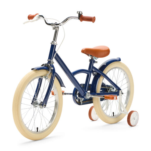 De Generation Classic 18 Inch Blauw is een stoere kinderfiets voor kinderen van 5 tot 8 jaar. Met zijwieltjes, een stevig stalen frame en bruine accenten is deze fiets zowel praktisch als stijlvol. Voorzien van een achteruittraprem én handrem, reflectoren en een gesloten kettingkast voor veilig en comfortabel fietsen.