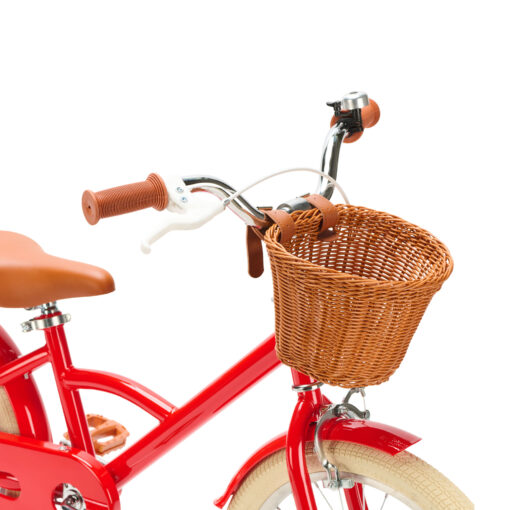 De Generation Classic 18 Inch Rood met mandje is een stoere kinderfiets voor kinderen van 5 tot 8 jaar. Met zijwieltjes, een stevig stalen frame, rotan mandje en bruine accenten is deze fiets zowel praktisch als stijlvol. Voorzien van een achteruittraprem én handrem, reflectoren en een gesloten kettingkast voor veilig en comfortabel fietsen.