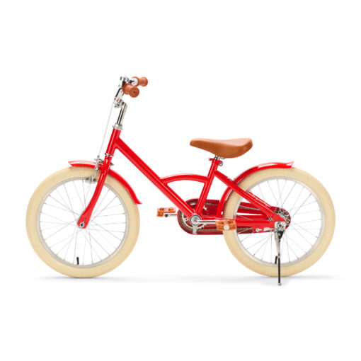 De Generation Classic 18 Inch Rood is een stoere kinderfiets voor kinderen van 5 tot 8 jaar. Met zijwieltjes, een stevig stalen frame en bruine accenten is deze fiets zowel praktisch als stijlvol. Voorzien van een achteruittraprem én handrem, reflectoren en een gesloten kettingkast voor veilig en comfortabel fietsen.