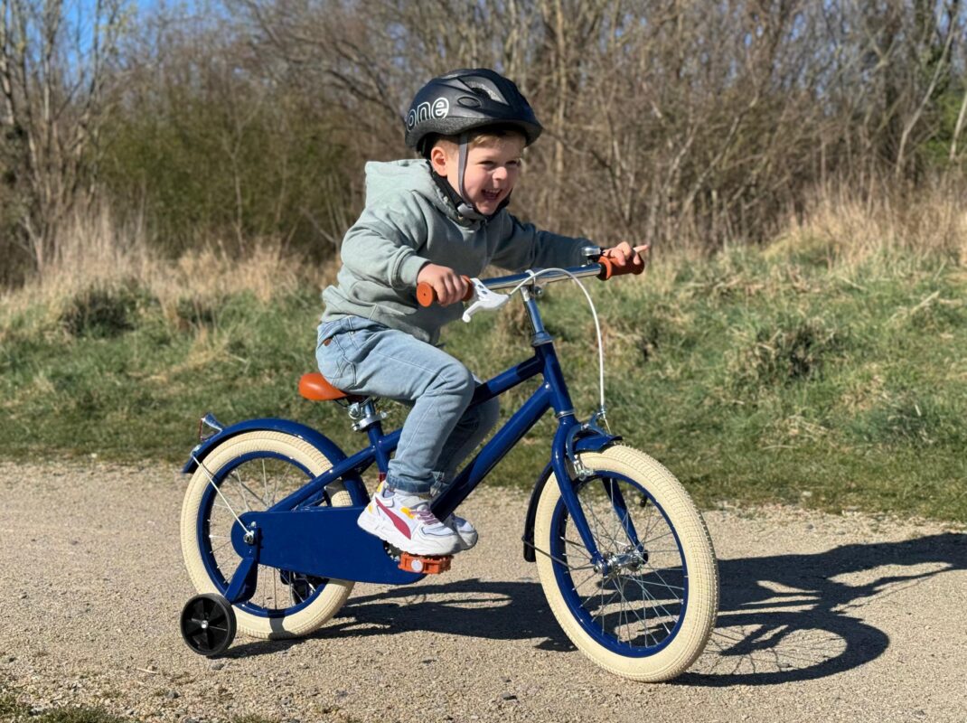 Mike kocht al twee kinderfietsen voor zijn zoon Jake bij Generation Fietsen. Lees hoe hij de showroom, online service en het fietsplezier van zijn zoon ervaart.