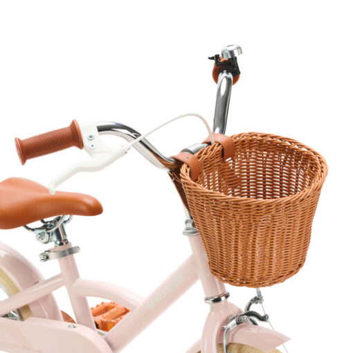 De Generation Classic 12 inch Roze – Kinderfiets met Mandje is een stevige en stijlvolle eerste fiets voor kinderen van 2 tot 4 jaar. Met zijwieltjes en een bel combineert deze klassieke kinderfiets veiligheid en comfort met een vrolijke uitstraling.