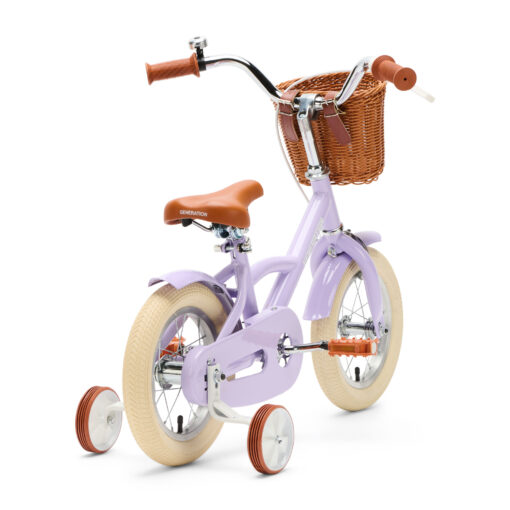 De Generation Classic 12 inch Lila – Kinderfiets met Mandje is een stevige en stijlvolle eerste fiets voor kinderen van 2 tot 4 jaar. Met zijwieltjes en een bel combineert deze klassieke kinderfiets veiligheid en comfort met een vrolijke uitstraling.