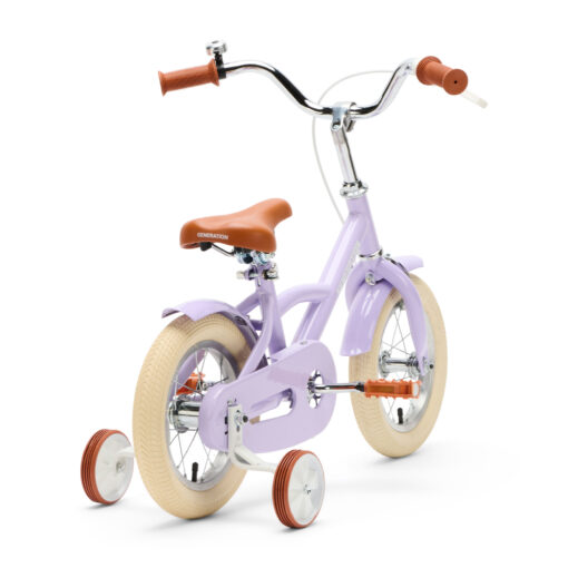 De Generation Classic 12 inch Lila – Kinderfiets is een stevige en stijlvolle eerste fiets voor kinderen van 2 tot 4 jaar. Met zijwieltjes en een bel combineert deze klassieke kinderfiets veiligheid en comfort met een vrolijke uitstraling.