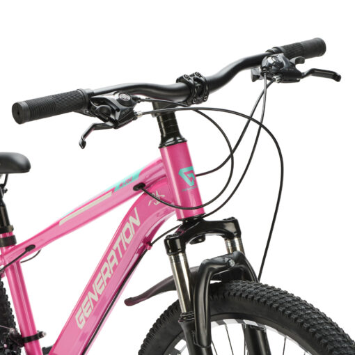 De Generation M-760 Mountainbike 26 inch – Roze met spatborden is een stoere en robuuste fiets voor jonge avonturiers vanaf 10 jaar. Met 21 versnellingen, schijfremmen en een geveerde voorvork is deze mountainbike perfect voor ritten op zowel de weg als ruig terrein. Het sterke stalen frame en het sportieve blauwe design zorgen voor veiligheid, comfort en een coole uitstraling.