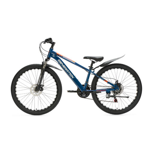 De Generation M-760 Mountainbike 26 inch – Blauw met spatborden is een stoere en robuuste fiets voor jonge avonturiers vanaf 9 jaar. Met 21 versnellingen, schijfremmen en een geveerde voorvork is deze mountainbike perfect voor ritten op zowel de weg als ruig terrein. Het sterke stalen frame en het sportieve blauwe design zorgen voor veiligheid, comfort en een coole uitstraling.