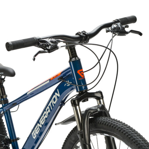 De Generation M-760 Mountainbike 26 inch – Blauw met spatborden is een stoere en robuuste fiets voor jonge avonturiers vanaf 9 jaar. Met 21 versnellingen, schijfremmen en een geveerde voorvork is deze mountainbike perfect voor ritten op zowel de weg als ruig terrein. Het sterke stalen frame en het sportieve blauwe design zorgen voor veiligheid, comfort en een coole uitstraling.