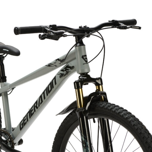 De Generation X8 Mountainbike 26 inch Grijs met spatborden is een stoere en praktische fiets voor kinderen van 10 tot 14 jaar. Met 8 versnellingen, schijfremmen voor en achter en verstelbaar zadel is deze mountainbike perfect voor straat- en recreatieve off-road ritten, zelfs bij nat weer of modderige paden.