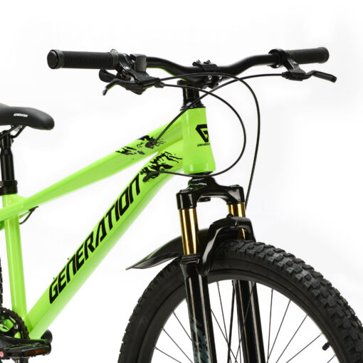 De Generation X8 Mountainbike 26 inch - Neon Geel is een stoere fiets voor kinderen van 10 tot 14 jaar. Met 8 versnellingen, schijfremmen voor en achter en een verstelbaar zadel is deze mountainbike ideaal voor straat- en recreatieve off-road ritten. Het neongele frame valt goed op en zorgt voor extra zichtbaarheid.