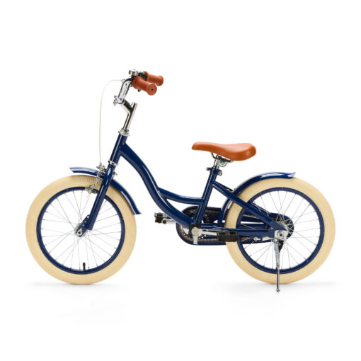 De Generation Blanco 16 inch Donkerblauw is een veilige en stijlvolle kinderfiets voor kinderen van ongeveer 4 tot 6 jaar. Dankzij het stevige frame, handrem en terugtraprem en verstelbaar zadel en stuur is deze fiets ideaal voor dagelijks gebruik en groeit hij mee met je kind.