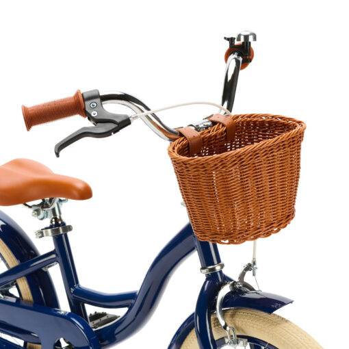De Generation Blanco 16 inch Donkerblauw met mandje is een comfortabele en veilige kinderfiets met een speels en stijlvol design. Het stevige frame, de betrouwbare remmen en het handige mandje maken deze fiets perfect voor jonge kinderen die graag op pad gaan met hun eigen spulletjes.