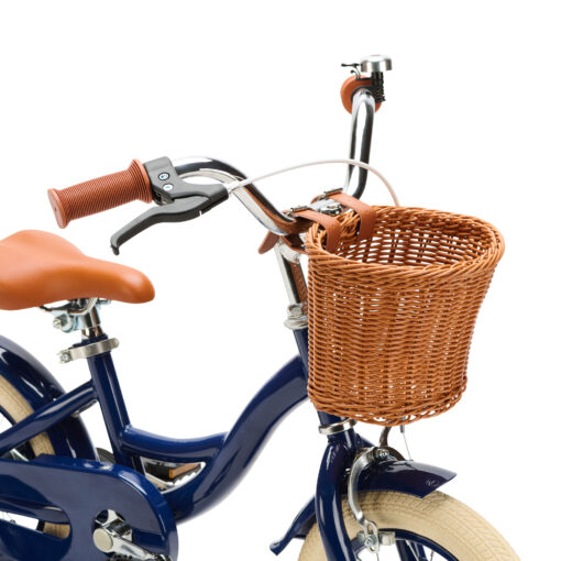 De Generation Blanco 12 Inch Blauw met Mandje is een stoere kinderfiets voor kinderen van 2-4 jaar. Met een stevig frame, verstelbaar zadel en stuur, en een handig mandje voorop.